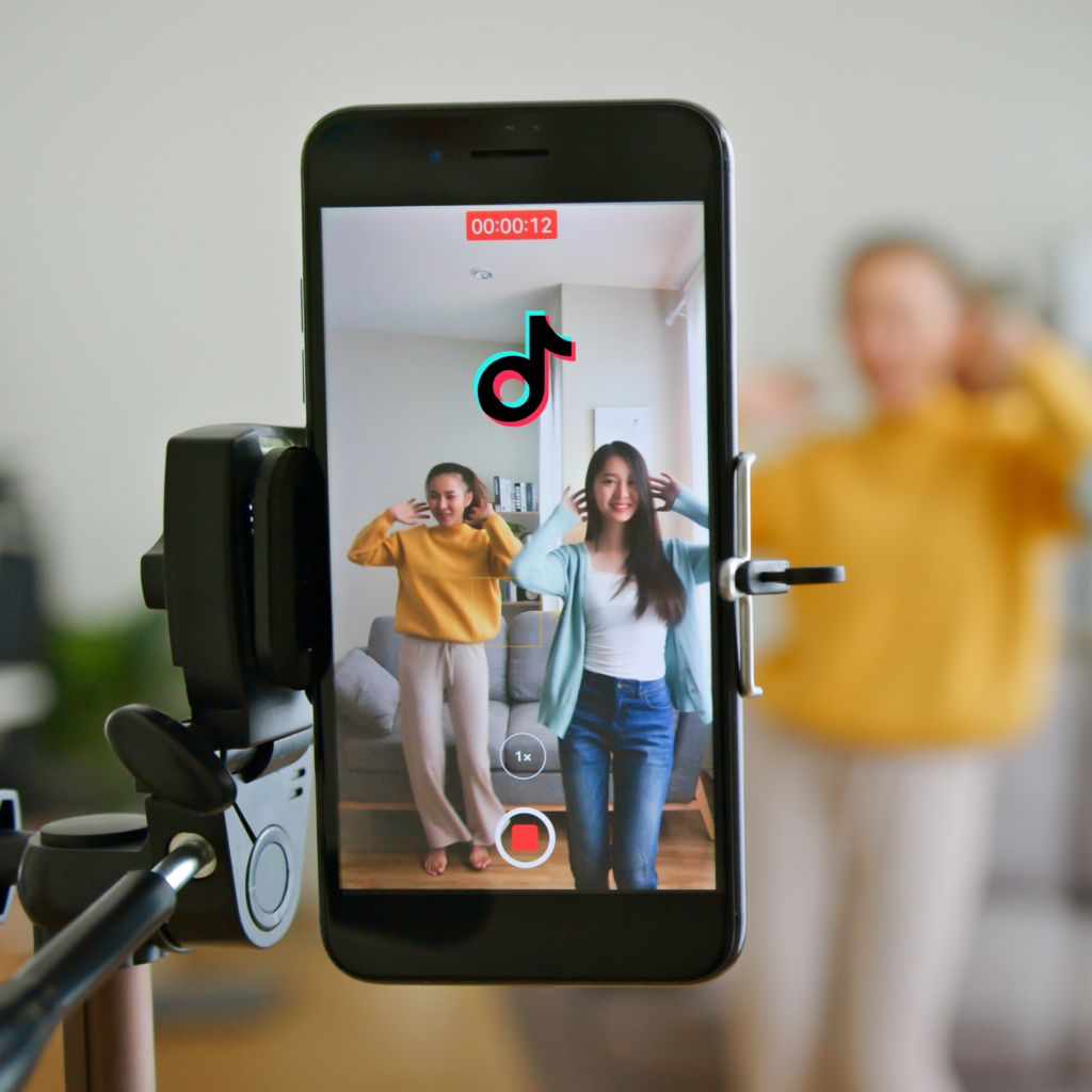 meninas dançando na frente do celular tiktok